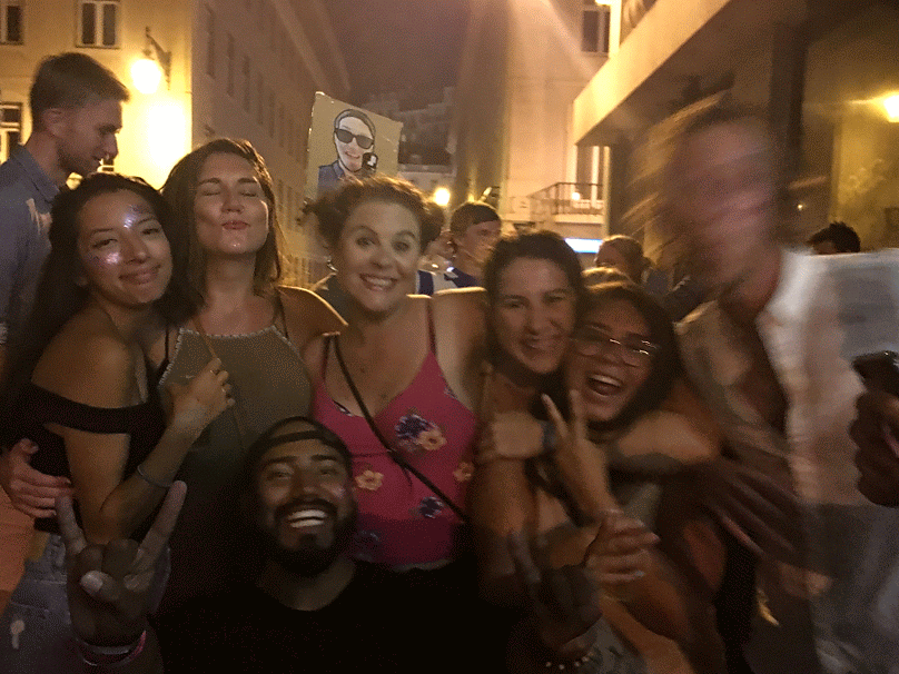make friends while traveling solo